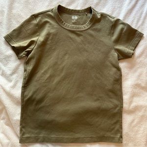 Uniqlo green short sleeve tee